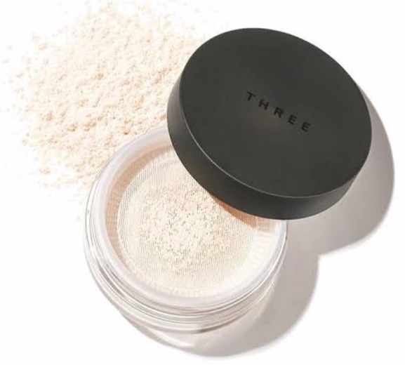 THREE Ultimate Diaphanous Loose Powder